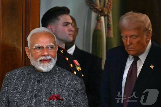 도널드 트럼프 미국 대통령이 13일(현지시간) 워싱턴 백악관에서 나렌드라 모디 인도 총리와 회담을 마친 뒤 기자회견에 도착을 하고 있다. 2025.02.14 ⓒ AFP=뉴스1 ⓒ News1