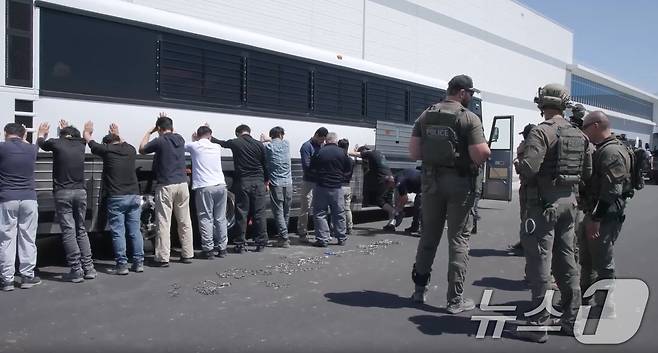미국 이민세관단속국(ICE)이 지난 4일(현지 시각) 조지아주 내 현대자동차그룹과 LG에너지솔루션 합작 배터리 공장 건설 현장에서 한국인 직원 300여 명을 포함해 근로자 총 475명을 불법 체류 혐의로 체포 및 구금하는 영상을 6일 공개했다. (ICE 홈페이지. 재판매 및 DB금지) 2025.9.6/뉴스1