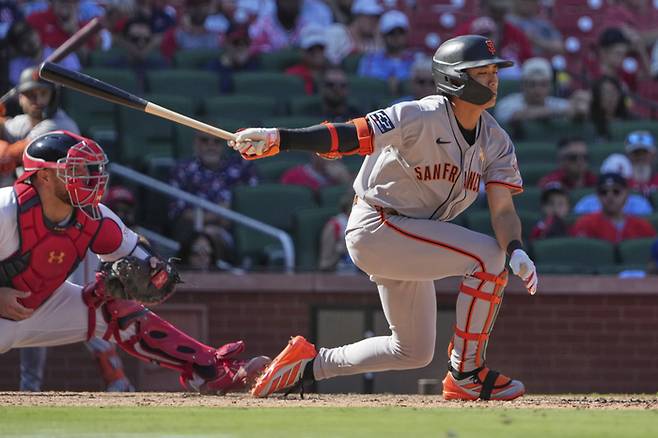 이정후가 8일(한국 시간) 미국 미주리주 세인트루이스 부시 스타디움에서 열린 2025 메이저리그(ML) 정규시즌 세인트루이스전 8회초 헛스윙을 하고 있다. 사진 | 세인트루이스=AP 연합뉴스