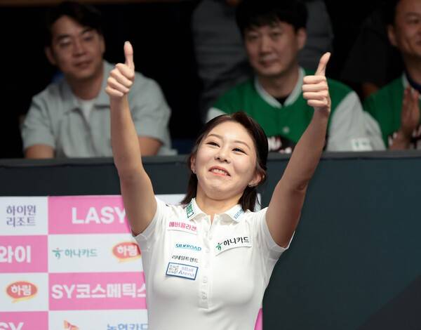 7일 경기도 고양시 고양 킨텍스 PBA 스타디움에서 열린 2025-26시즌 4차투어 'SY 베리테옴므 PBA-LPBA 챔피언십' LPBA 결승서 스롱 피이비를 꺾고 우승을 차지한 김가영이 기뻐하고 있다. /사진=PBA