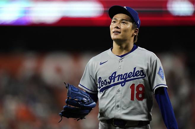 LA 다저스 야마모토 요시노부가 7일(한국시각) 오리올파크에서 열린 볼티모어 오리올스전에서 9회말 잭슨 홀리데이에 솔로홈런을 얻어맞고 노히터 행진이 깨지자 상기된 표정을 지으며 마운드로 내려가고 있다. AP연합뉴스