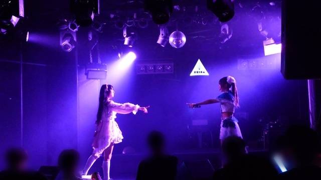 라이브 아이돌 그룹 트윙클의 아야와 에루(오른쪽)가 서울 서교동 프리즘홀에서 공연을 펼치고 있다./최현정 기자