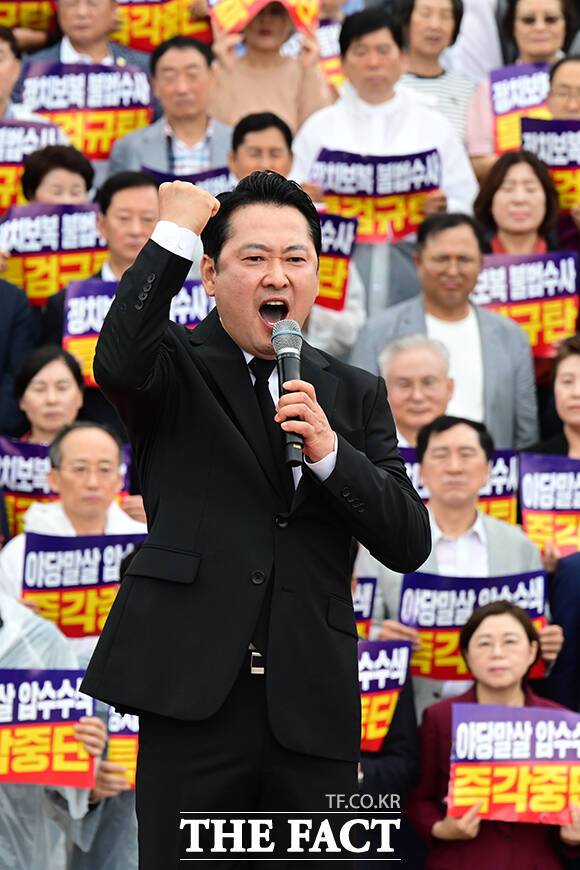 국민의힘은 민주당이 추진하는 내란특별재판부(내란특판) 설치와 '더 센' 특검법 개정안 등 여야 대립이 계속되는 민감한 현안을 회동 테이블에 올리겠다는 입장을 밝혔다. 사진은 장동혁 대표. /남윤호 기자