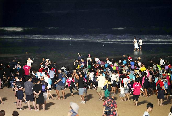 6일 오후 충남 보령 대천해수욕장에서 열린 ‘보령 해변 맨발 걷기 축제’에서 참가자들이 맨발로 모래사장을 걷고 있다. /신현종 기자
