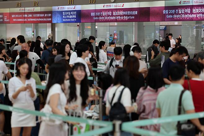 광복절 연휴가 시작된 지난달 15일 오전 인천국제공항 출국장에 많은 여행객들이 출국 수속을 하고 있다. /뉴시스