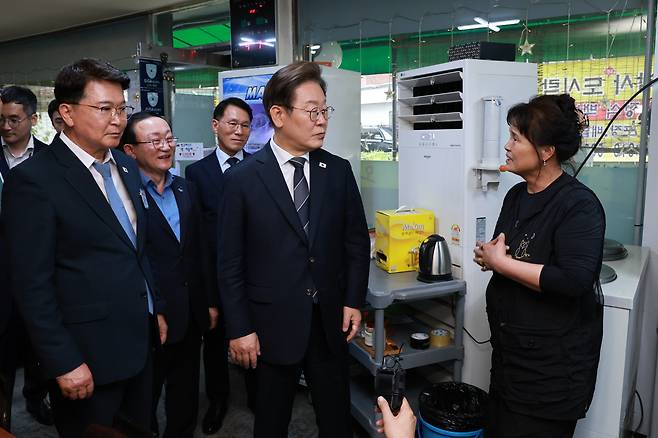 이재명 대통령이 지난 6월 13일 기본소득 실시지역 현황 점검을 위해 방문한 경기도 연천군 식당에서 주인과 대화하고 있다. /연합뉴스
