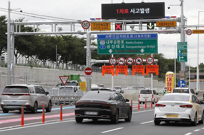 서울 금천구 금천IC에서 서부간선지하도로로 차량이 진입하고 있다. /뉴스1