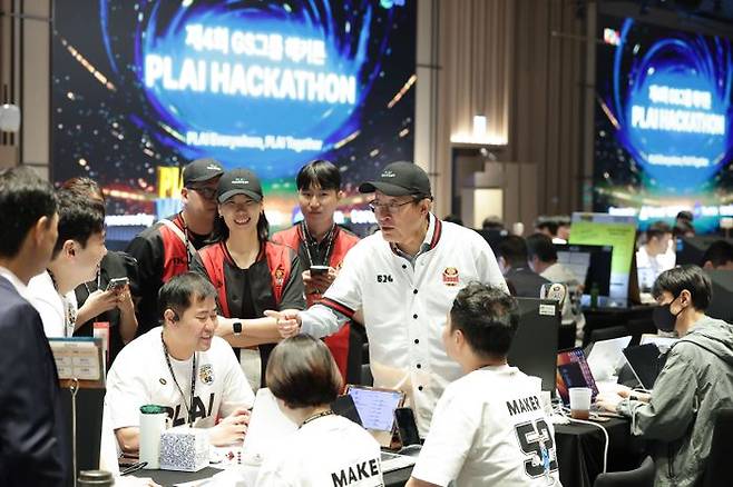 허태수 GS그룹 회장이 8일 웨스틴 서울 파르나스에서 열린 _제 4회 GS그룹 해커톤에서 참가직원들을 격려하고 있다.ⓒGS그룹