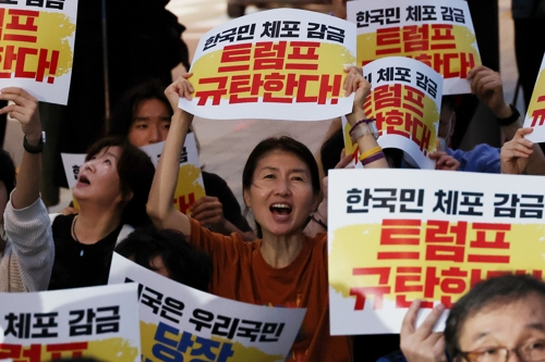 촛불행동, 한국대학생진보연합, 국민주권당 등 관계자들이 8일 서울 종로구 대한민국역사박물관 앞에서 우리 국민 체포 감금한 트럼프 규탄 및 석방 촉구대회를 하고 있다.ⓒ연합뉴스