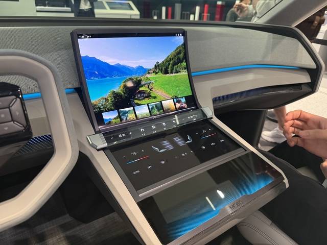 독일 뮌헨에서 8일(현지시간) 개막한 ‘IAA 모빌리티 2025’에 마련된 현대모비스 프라이빗 부스 안에 커브드 디스플레이가 전시돼 있다. 임주희 기자