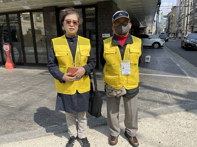 서울 은평구에서 김영숙(왼쪽)·윤용기 어르신이 보행로 정보수집 일자리에 참여하고 있다. 황보연 기자