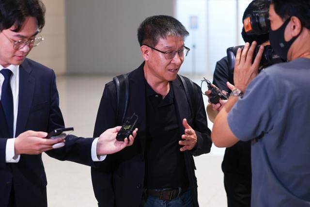 미 이민 당국이 조지아주 현대자동차그룹-LG에너지솔루션 공장에서 벌인 불법 체류자 단속에서 300명이 넘는 한국인이 구금된 가운데 7일 인천국제공항 제2여객터미널에서 LG에너지솔루션 김기수 인사최고책임자가 현장 대응을 위해 미국으로 출국하고 있다. 영종도=연합뉴스