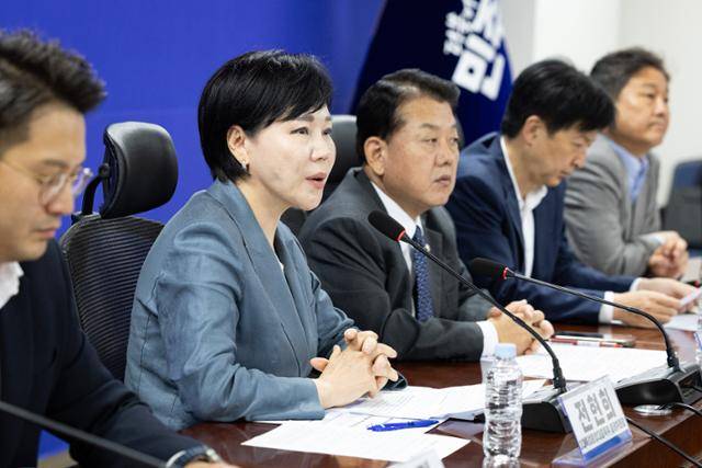 전현희 더불어민주당 3대 특검 종합대응특위 총괄위원장이 8일 서울 여의도 국회 의원회관에서 열린 3대 특검 대응특위 전체회의에서 모두발언을 하고 있다. 뉴스1