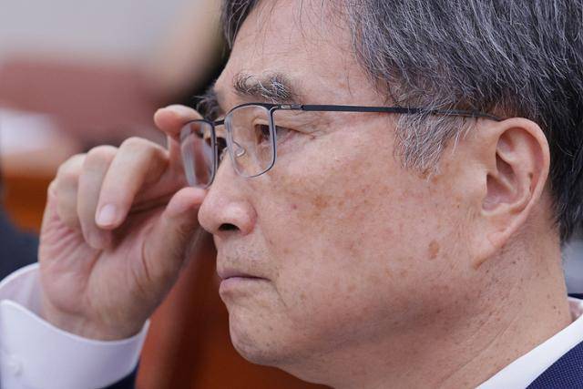 조현 외교부 장관이 8일 서울 여의도 국회에서 열린 외교통일위원회 전체회의에서 의원 질의에 답변하고 있다. 뉴스1