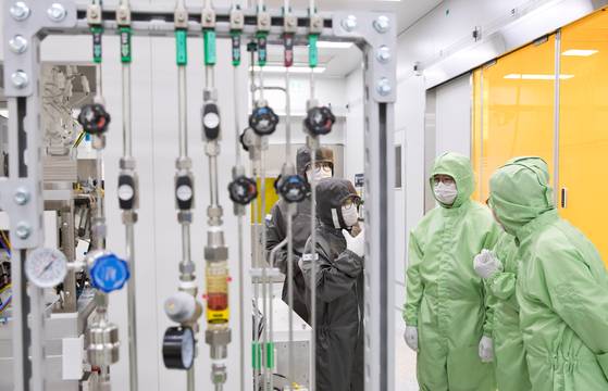 지난 8월 서울 관악구 서울대 반도체공동연구소에서 배경훈 과학기술정보통신부 장관이 주요 시설을 보고 있다. 사진 과학기술정보통신부