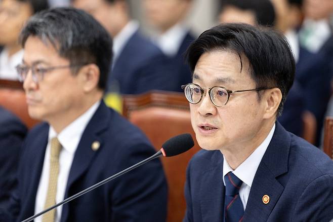 김정관 산업통상자원부 장관이 현안 질의에 답변하고 있다. 사진=뉴스1