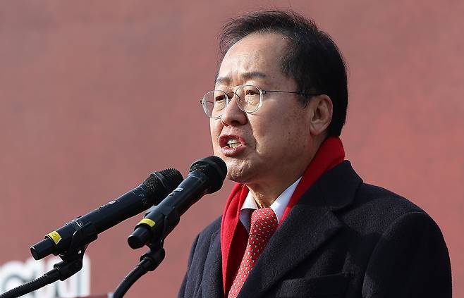 홍준표 대구시장이 지난해 12월23일 오후 동대구역 광장에서 열린 ‘박정희 동상 제막식’에서 인사말하고 있다. 연합뉴스