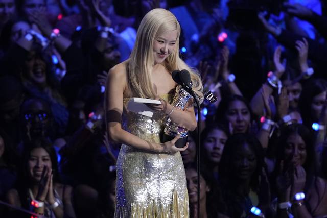 블랙핑크 멤버 로제가 MTV VMA에서 '올해의 노래'를 수상했다. AP=연합