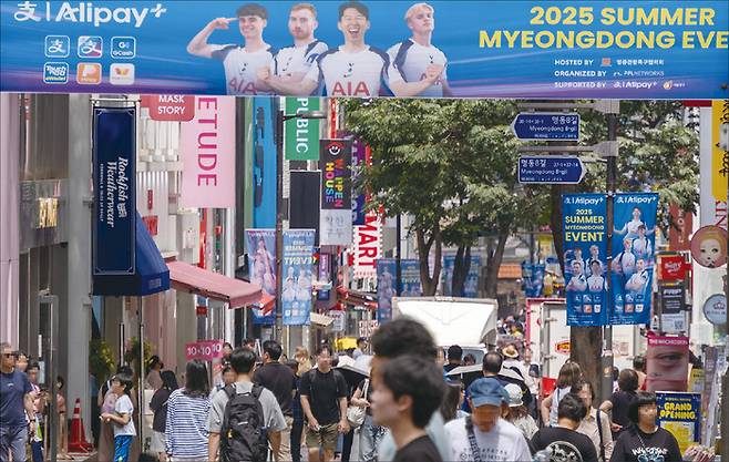 명동 상권은 여전한 외국인 파워를 자랑한다. 7월 24일 오후 2시, 폭염에도 명동 거리는 외국인으로 북적인다. (윤관식 기자)