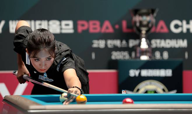 3개 대회 연속 우승에 도전한 스롱 피아비가 김가영에 패해 준우승을 차지했다. 사진은 지난 7일 경기 고양킨텍스 PBA스타디움에서 열린 2025-26시즌 4차 투어 SY베리테옴므 PBA-LPBA 챔피언십 LPBA 결승전에 나선 우리금융캐피탈 스롱 피아비의 모습. /사진=프로당구협회(PBA) 제공