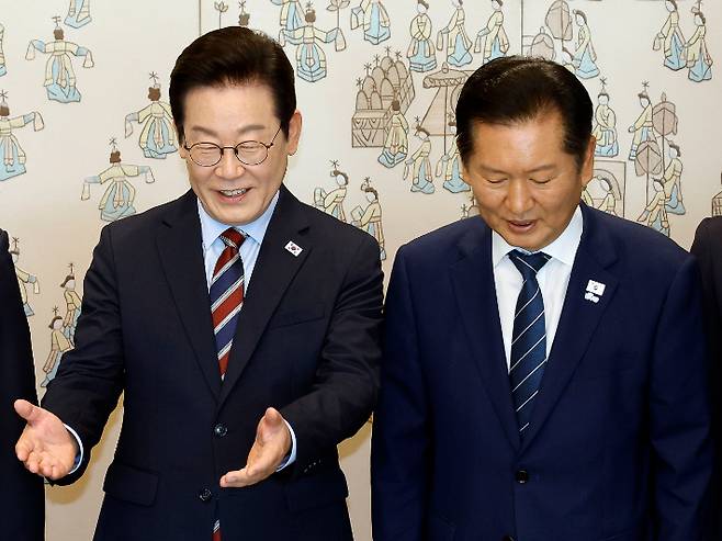 이재명 대통령(왼쪽)과 더불어민주당 정청래 대표. 연합뉴스