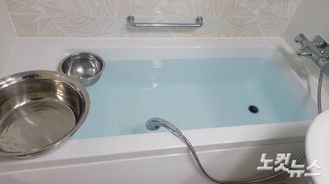 강릉시가 지난 6일부터 아파트 등 100톤 이상 저수조를 갖춘 123개소를 대상으로 상수도 공급을 중단하면서 각 아파트에서 자체 단수에 들어가자 한 시민이 욕조에 물을 받고 양동이를 준비해 놓은 모습. 독자 제공