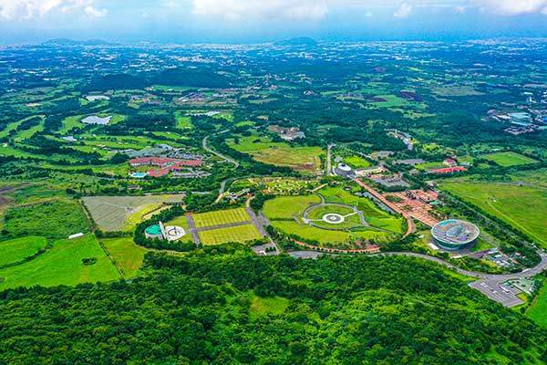 거친오름 상공에서 본 봉개동. 바로 앞이 '제주 4·3평화공원'이다.