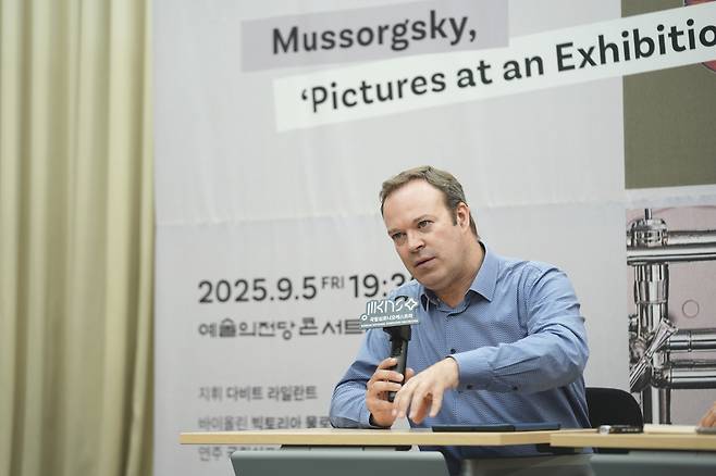 2일 서울 서초동 국립심포니 연습실에서 예술감독 다비트 라일란트가 기자들 질문에 답하고 있다. 국립심포니 제공