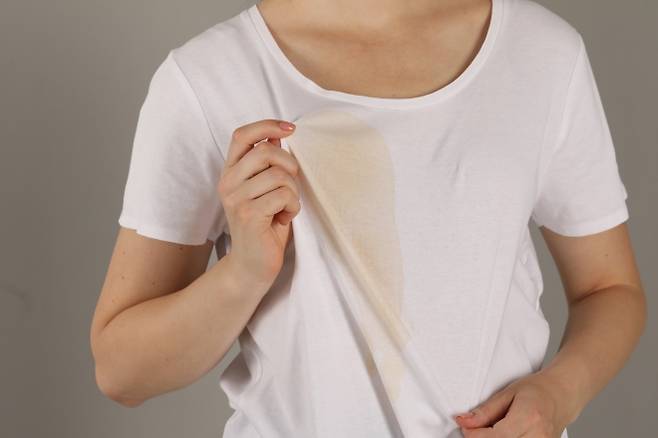 찌든 때, 땀 얼룩 자료 이미지. 123rf