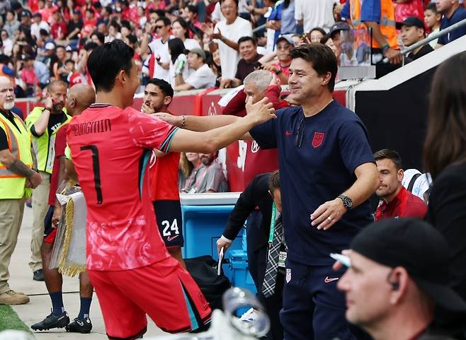 한국 축구 국가대표 손흥민이 7일(한국시간) 미국 뉴저지주 해리슨 스포츠일러스트레이티드 스타디움에서 열린 미국과의 평가전에 앞서 스승이었던 마우리시오 포체티노 미국 대표팀 감독과 인사하고 있다. 해리슨 연합뉴스