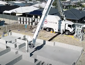 자동블록쌓기 로봇이 블록을 쌓고 있다. hadrianX