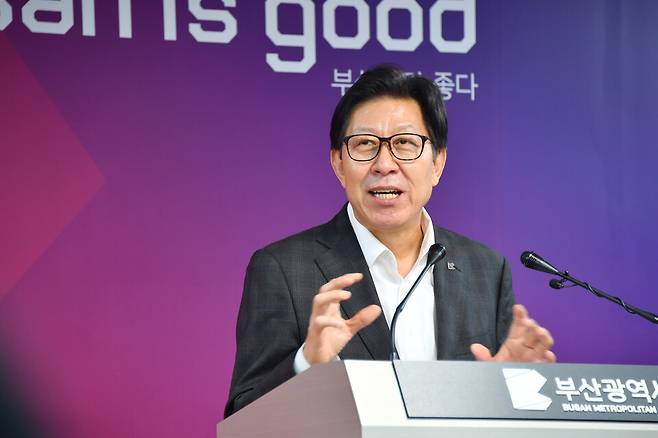 7월22일 부산시청에서 열린 세계디자인수도 선정 관련 기자회견에서 박형준 부산시장이 설명하고 있다. ⓒ부산시