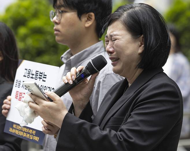 고(故) 오요안나씨의 모친 장연미씨가 5월19일 서울 중구 서울고용노동청 앞에서 열린 규탄 기자회견에 참석해 발언하던 중 오열하고 있다. ⓒ연합뉴스
