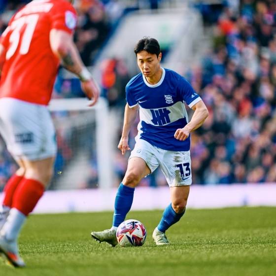 백승호(오른쪽)가 영국 버밍엄의 세인트 앤드류스 나이트헤드 파크에서 열린 2024~2025시즌 리그원 34라운드 경기 중 드리블을 시도하고 있다. /사진=버밍엄 시티 공식 사회관계망서비스(SNS)