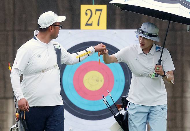9일 열린 리커브 혼성 8강에서 한국 선수들이 승리한 후 기뻐하고 있다. 왼쪽부터 김우진, 안산. /연합뉴스