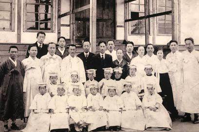 최흥종은 흥학관을 통해 여성교육과 어린이 교육의 중요성을 생각하고 추진에 나선다. 동생 최영욱의 부인인 김필례가 여성교육을 맡고, 소설가 박화성(본명 박경순) 등을 야학과 어린이 교사로 세운다. 1920년 9월 1일부터 광주여성야학을 운영해 여성 배움을 지원하고 1921년 10월 광주유치원을 개원한다. 사진은 1921년 광주유치원 첫 졸업식./광주 동구 제공