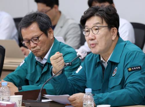 ◇국민의힘 권성동 의원이 9일 강원 강릉시청에서 지역 가뭄 피해 대책을 설명하고 있다. 사진=연합뉴스