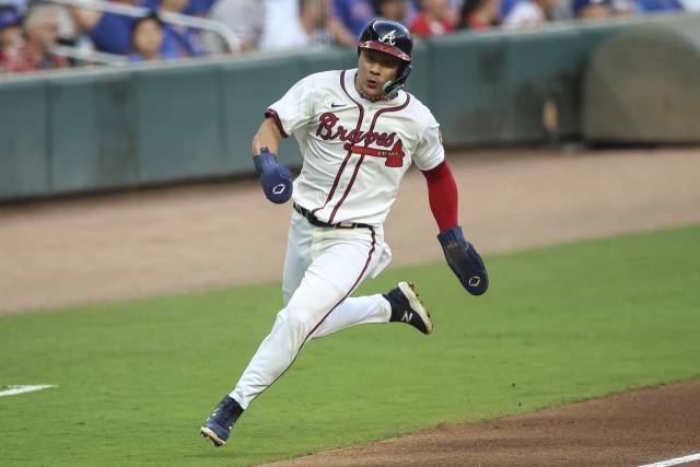 애틀랜타 브레이브스의 김하성이 9일 미국 조지아주 애틀랜타의 트루이스파크에서 열린 MLB 시카고 컵스와의 경기 1회말 안타로 출루한 뒤 후속 타자의 2루타 때 홈으로 파고들고 있다. 연합뉴스