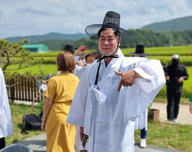 전통 한복 차림으로 지역 행사에 참여한 고 이용화 씨. 지역 발전을 위해 누구보다 앞장섰던 그의 열정이 여전히 기억된다. /칠곡군 제공