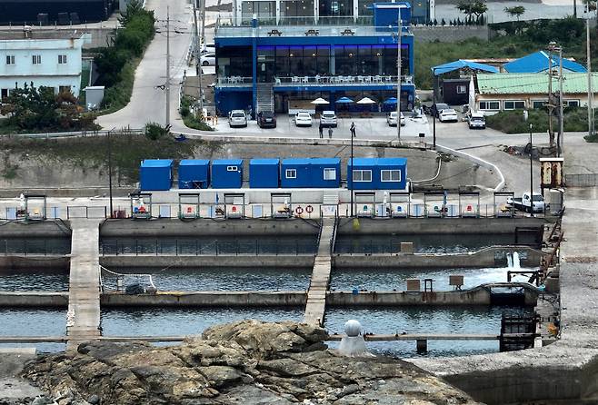 땅끝 표지석 인근 양식장과 카페 ‘동끝’이 나란히 자리하고 있다. /이용선기자 photokid@kbmaeil.com