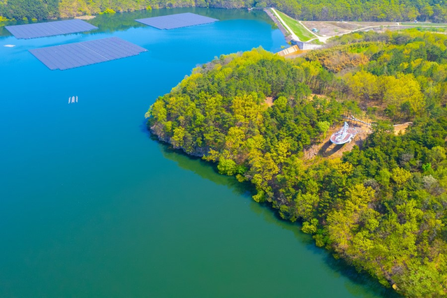 ▲ 의성 조성지 호수 위 수상태양광과 숲 속 전망대는 친환경과 관광을 동시에 담아낸 의성의 새로운 명소다. 의성군