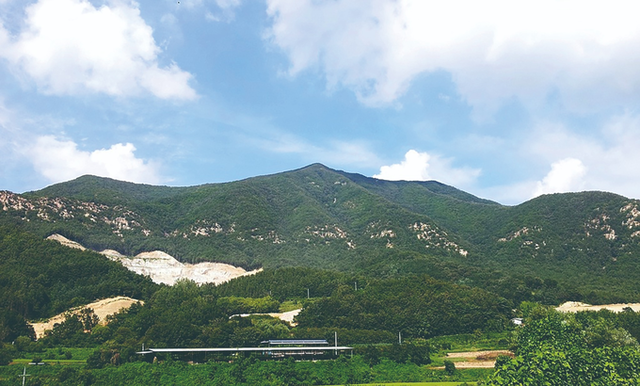 ▲ 해발 700.7m 청화산 정상에 서면 의성 서부의 들판과 상주·구미까지 시원한 파노라마가 펼쳐진다. 의성군