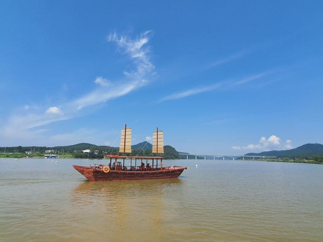 ▲ 낙단보 앞 낙동강 위를 유유히 항해하는 '율정호' 유람선은 하루 여섯 차례 강변의 절경을 누비며 가족 여행객과 연인들의 발길을 사로잡는다. 의성군