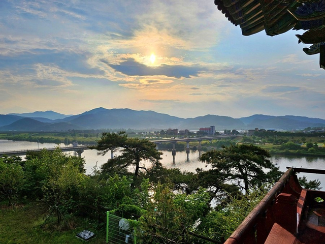 ▲ 석양빛이 물든 낙동강 전경, 의성 낙단보 관수루에 오르면 의성 시내와 산맥이 어우러진 환상적인 풍광이 펼쳐진다. 의성군
