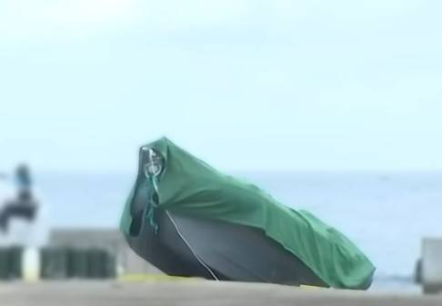 지난 8일 제주시 한경면 해안에서 발견된 고무보트.