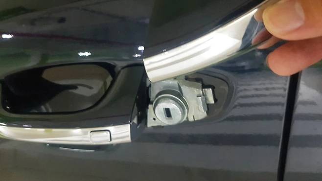 운전석 도어 핸들 끝부분 커버에 숨겨진 열쇠 구멍