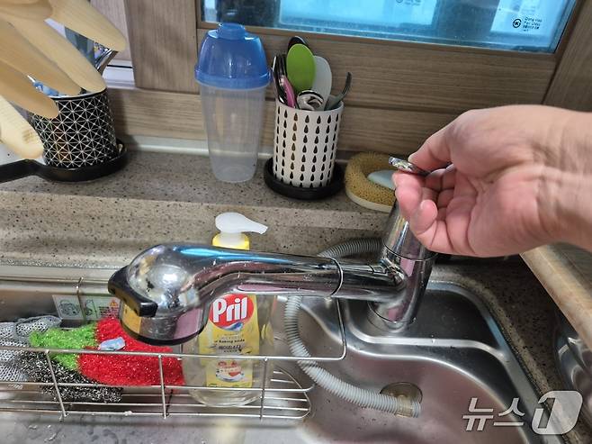 9일 오전 7시 40분쯤 단수가 된 강원 강릉 홍제동의 한 아파트 주방 수도꼭지에 물이 나오지 않고 있다. 2025.9.9/뉴스1 윤왕근 기자