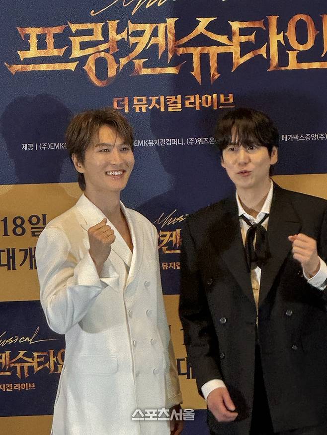 뮤지컬 배우 박은태와 규현이 9일 뮤지컬 실황 영화 ‘프랑켄슈타인: 더 뮤지컬 라이브’ 프레스콜에서 단체 사진을 촬영하고 있다. 사진 | 표권향 기자 gioia@sportsseoul.com