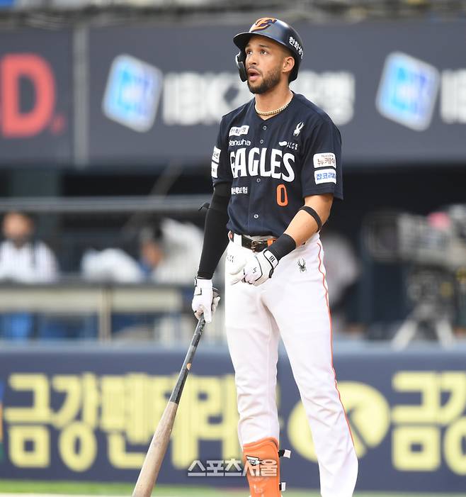 한화 리베라토가 잠실구장에서 열린 2025 KBO리그 두산과 경기 3회초 1사 파울타구를 바라보고 있다. 잠실 | 최승섭기자 thunder@sportsseoul.com