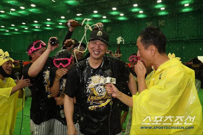 맥주 세례를 받고 있는 후지카와 감독. 그는 한신에서 구원투수로 활약하고 명구회에 헌액된 레전드다. 사진캡처=한신 타이거즈 SNS